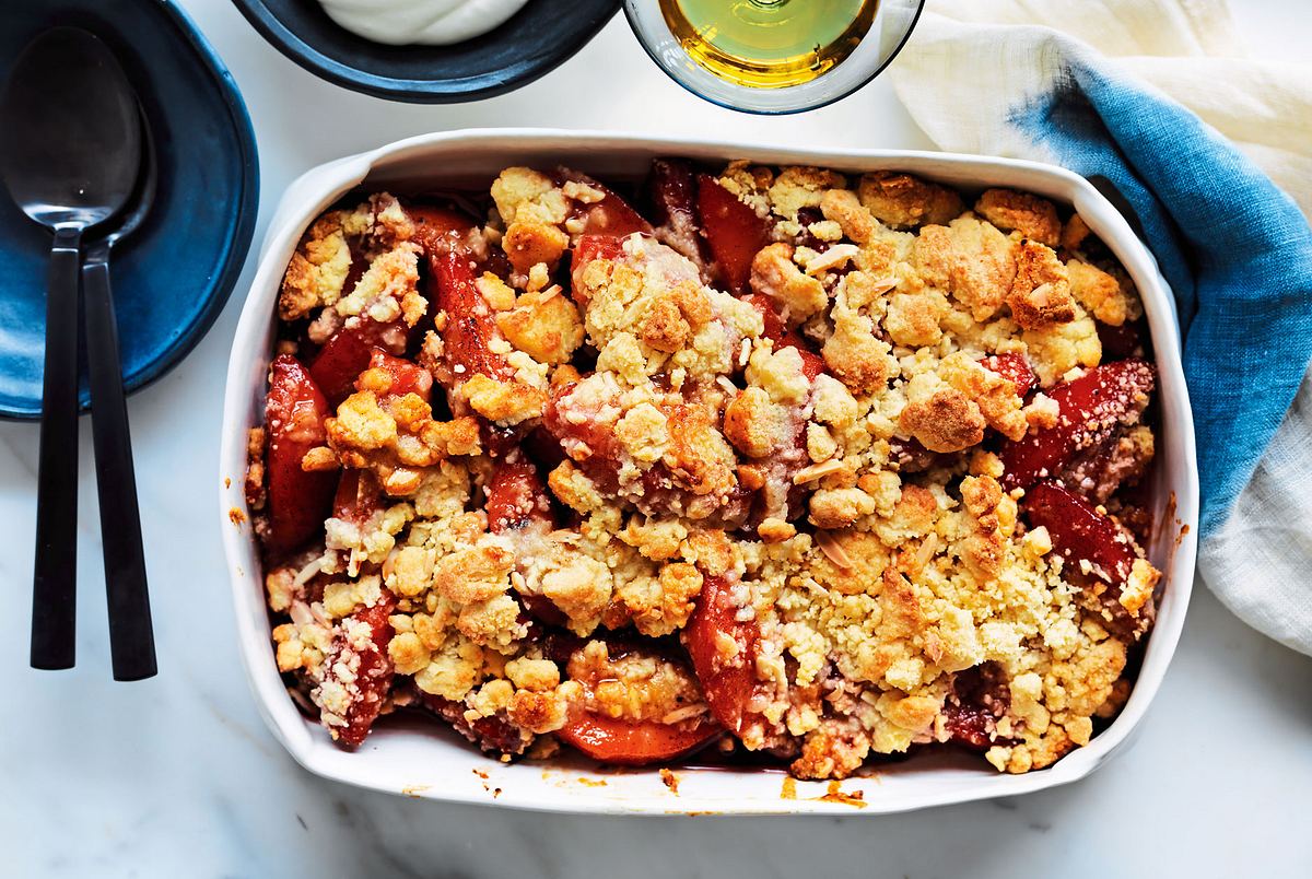 Summertime-Crumble mit Pflaumen und Marzipan Rezept