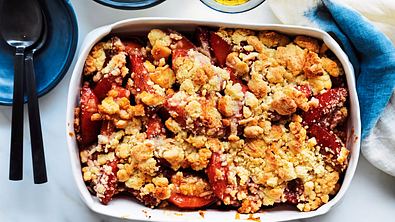 Summertime-Crumble mit Pflaumen und Marzipan Rezept - Foto: LECKER @ Bauer Media Group