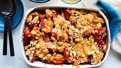 Summertime-Crumble mit Pflaumen und Marzipan Rezept - Foto: LECKER @ Bauer Media Group