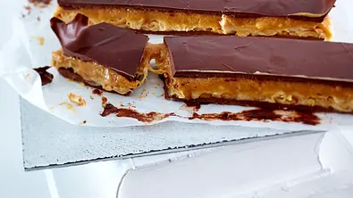 Super-Snickers-Schnitte Rezept - Foto: LECKER @ Bauer Media Group