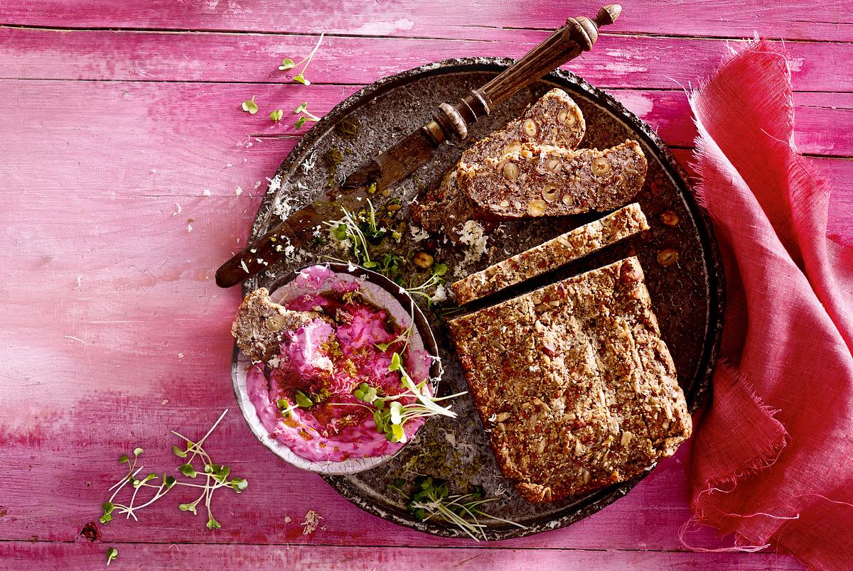 Superfood-Brot mit Rote-Bete-Aufstrich Rezept