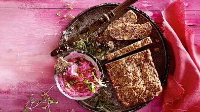 Superfood-Brot mit Rote-Bete-Aufstrich Rezept - Foto: LECKER @ Bauer Media Group