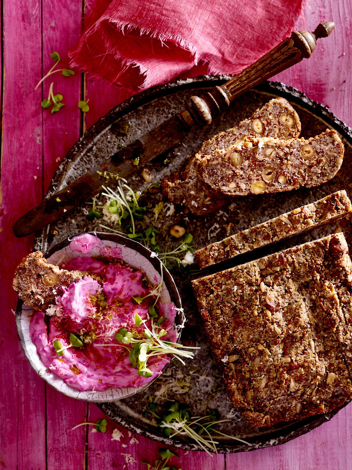 Superfood-Brot mit Rote-Bete-Aufstrich Rezept