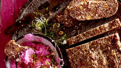 Superfood-Brot mit Rote-Bete-Aufstrich Rezept - Foto: LECKER @ Bauer Media Group