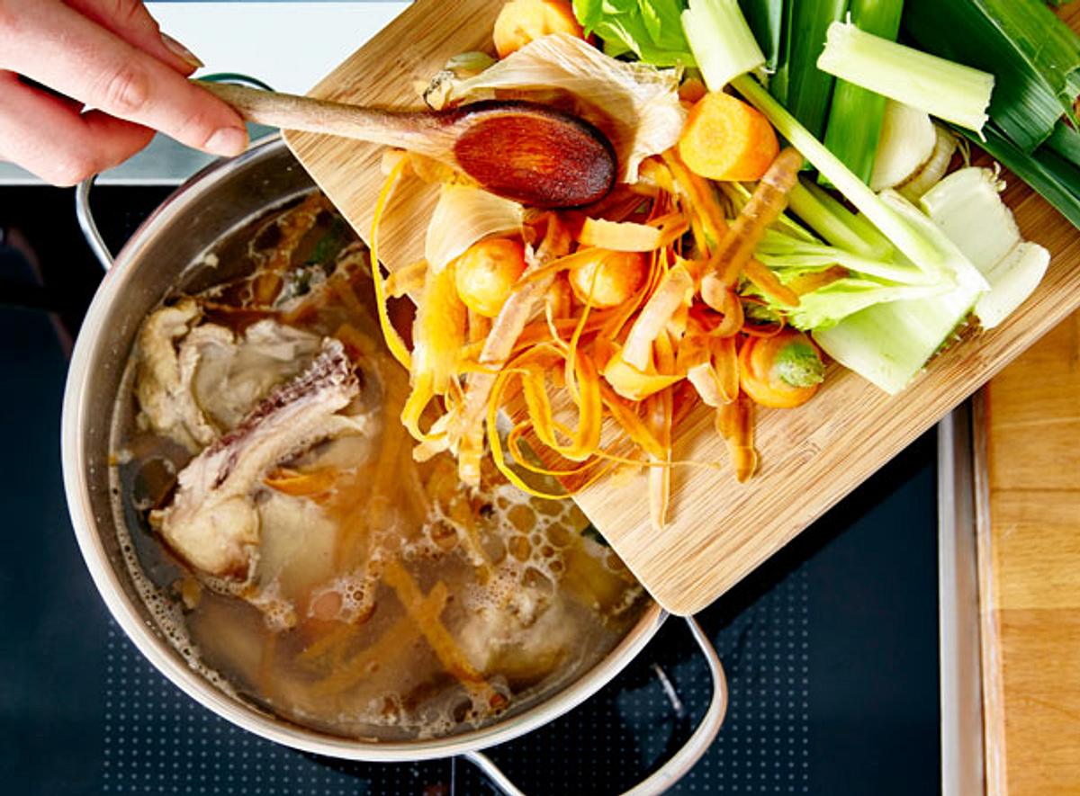 Aus Gemüseresten, die beim Putzen anfallen, können Sie prima Suppe kochen.
