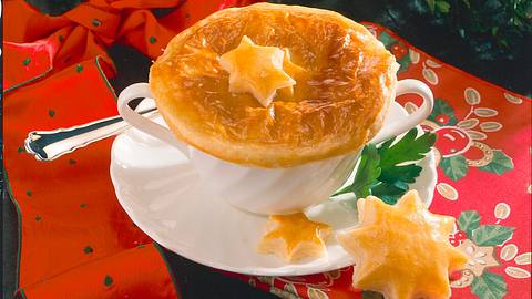 Suppe mit Blätterteighaube Rezept - Foto: House of Food / Bauer Food Experts KG