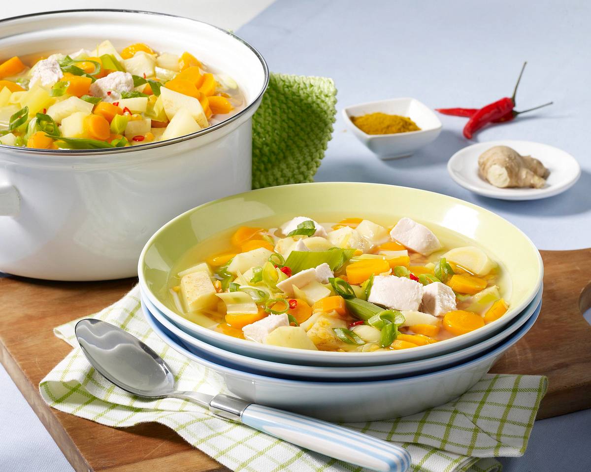 Suppe mit Kartoffeln, Gemüse, Linsen, Hähnchen und Gewürzen Rezept