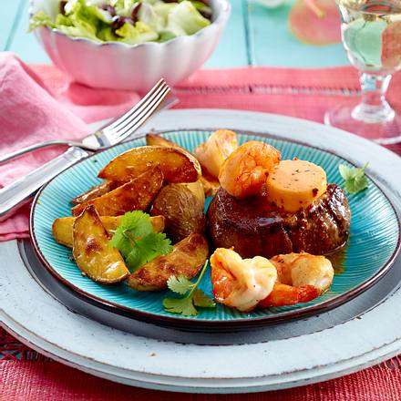 Surf and turf mit Kartoffelwedges und Caesar's Salad Rezept Surf and turf mit Kartoffelwedges und Caesar's Salad Rezept