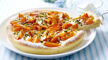 Süße Aprikosen-Pizza mit Pistazien (Johann Lafer für tina) Rezept - Foto: LECKER @ Bauer Media Group Süße Aprikosen-Pizza mit Pistazien (Johann Lafer für tina) Rezept - Foto: LECKER @ Bauer Media Group