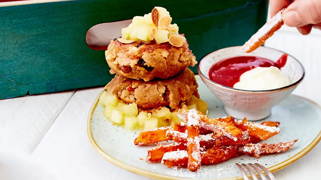 Süße Buletten  zu Pommes rot-weiß Rezept - Foto: LECKER @ Bauer Media Group