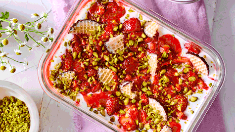 Süße Erdbeeren  auf Schokokuss-Quark Rezept - Foto: House of Food / Bauer Food Experts KG
