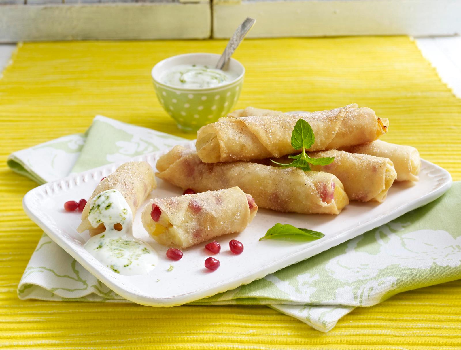 Süße Frühlingsrollen mit Mango, Bananen und Granatapfelkernen zu Minz ... Süße Frühlingsrollen mit Mango, Bananen und Granatapfelkernen zu Minz ...