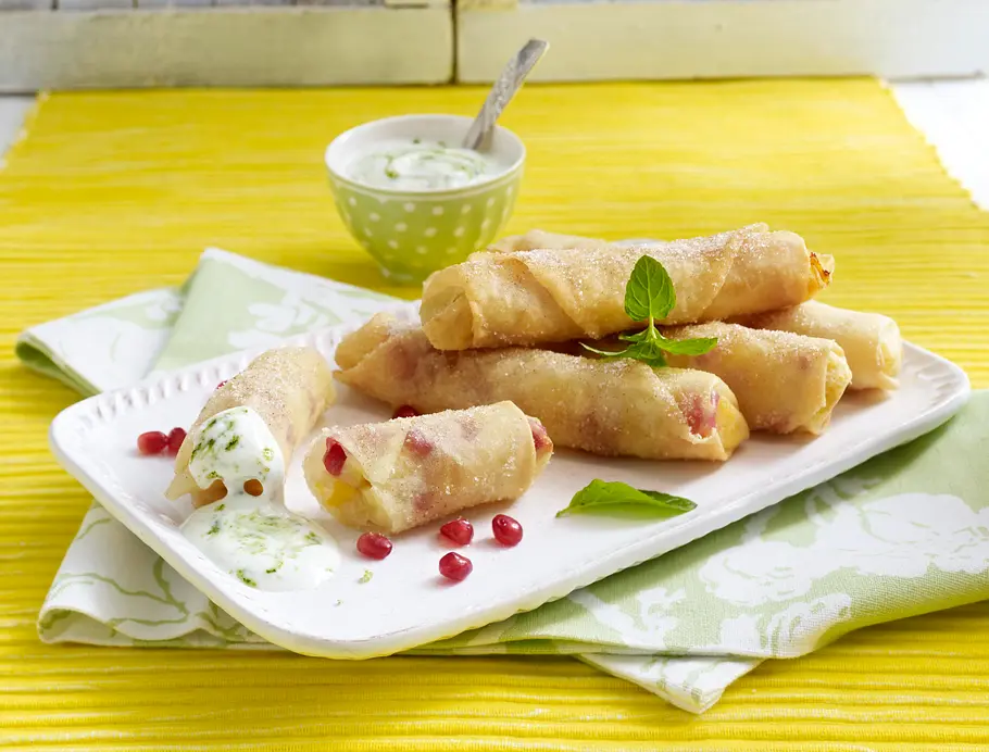 Süße Frühlingsrollen mit Mango, Bananen und Granatapfelkernen zu Minz-Joghurt-Dip Rezept