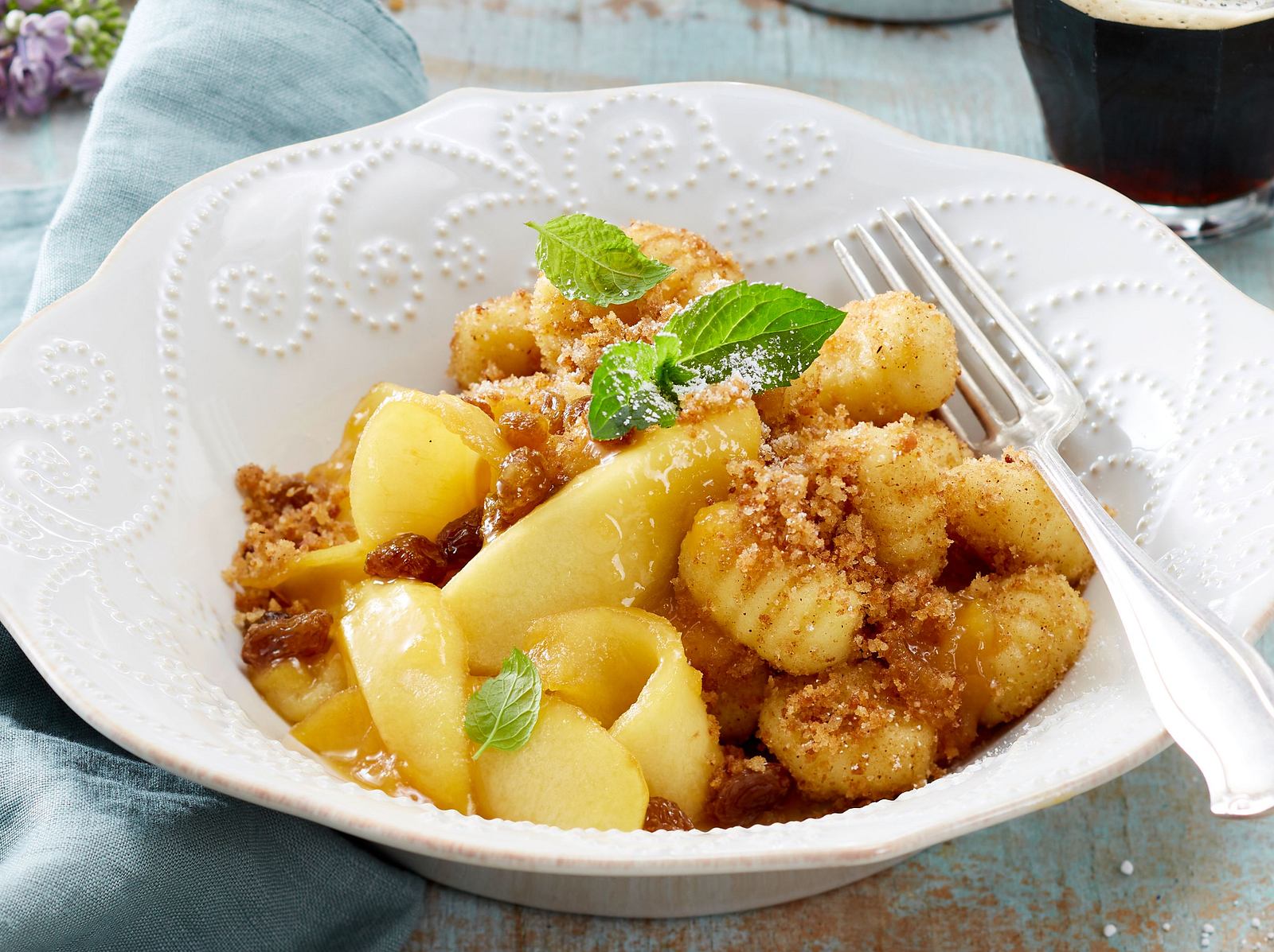 Süße Gnocchi mit Apfelspalten und Zimtbröseln Rezept | LECKER