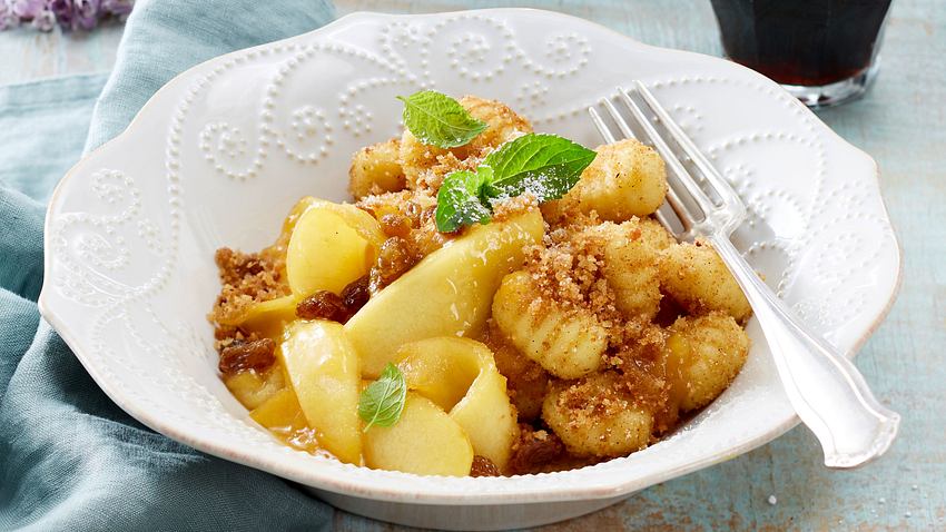 Süße Gnocchi mit Apfelspalten und Zimtbröseln Rezept - Foto: House of Food / Bauer Food Experts KG