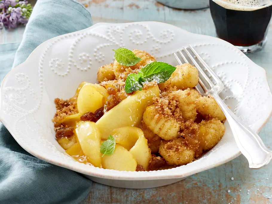 Süße Gnocchi mit Apfelspalten und Zimtbröseln Rezept Süße Gnocchi mit Apfelspalten und Zimtbröseln Rezept