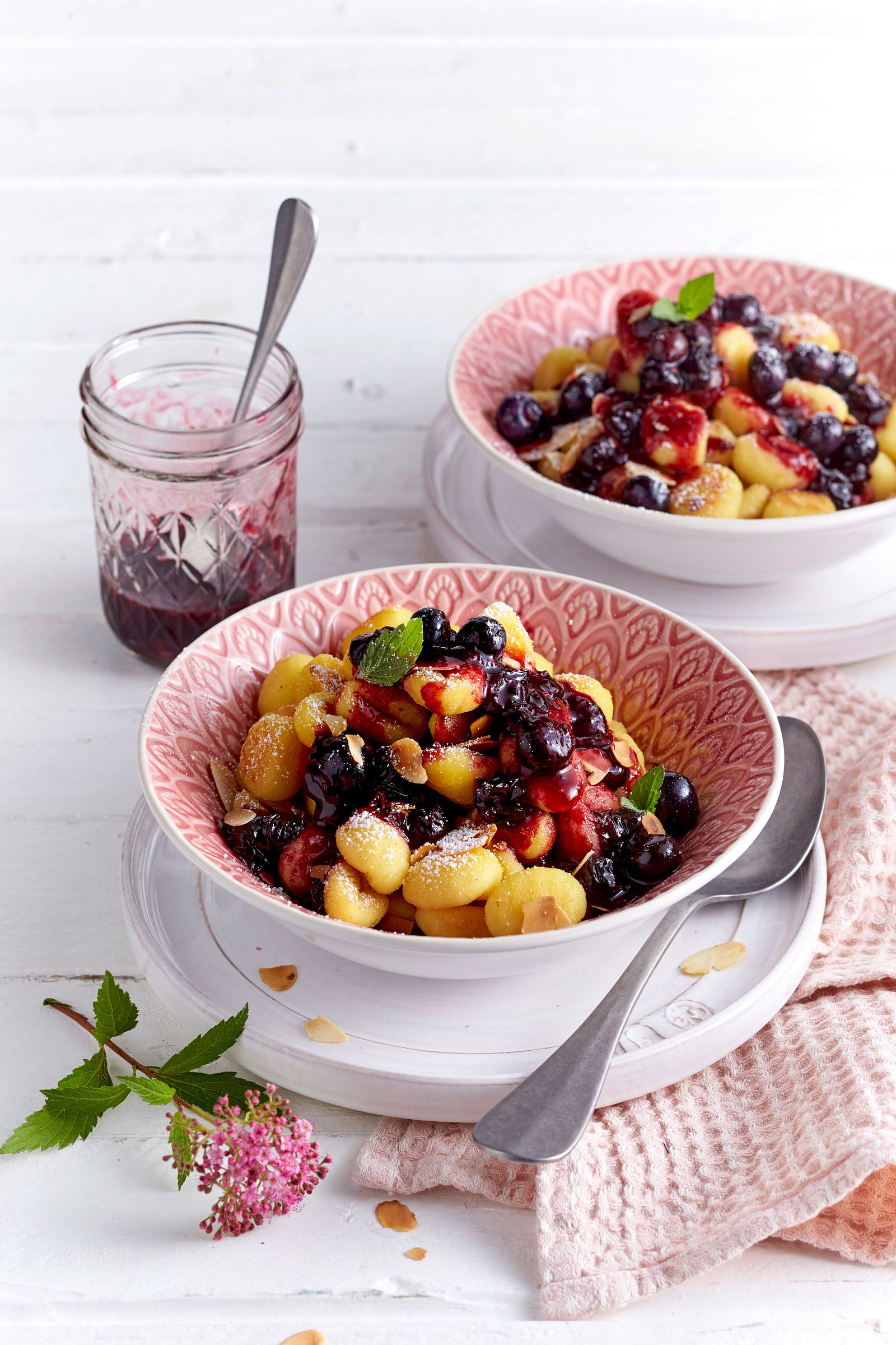 Süße Gnocchi mit Heidelbeeren Rezept | LECKER