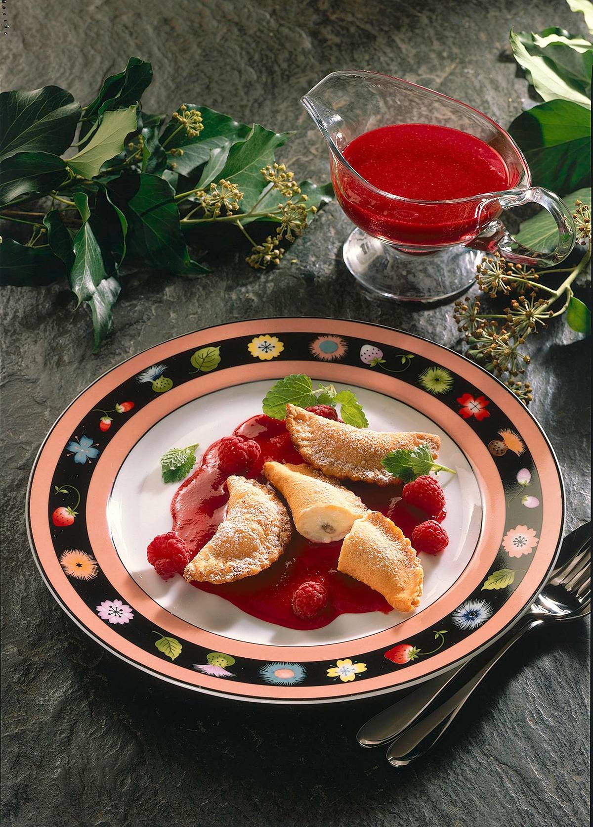 Süße Maultaschen mit Himbeersoße Rezept