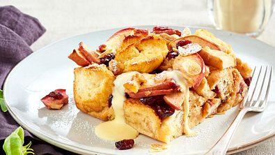 Süße Ofenschlupfer mit Cranberrys und Vanillesoße Rezept - Foto: LECKER @ Bauer Media Group