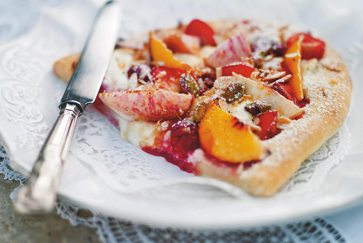 Süße Pizza mit Mascarpone und frischen Pfirsichen Rezept