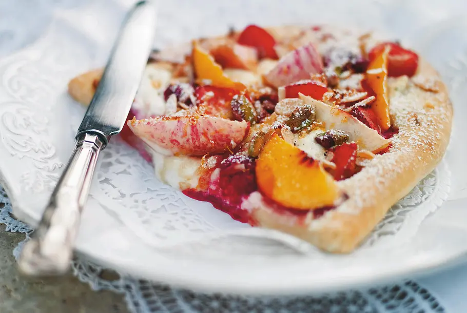 Süße Pizza mit Mascarpone und frischen Pfirsichen Rezept Süße Pizza mit Mascarpone und frischen Pfirsichen Rezept