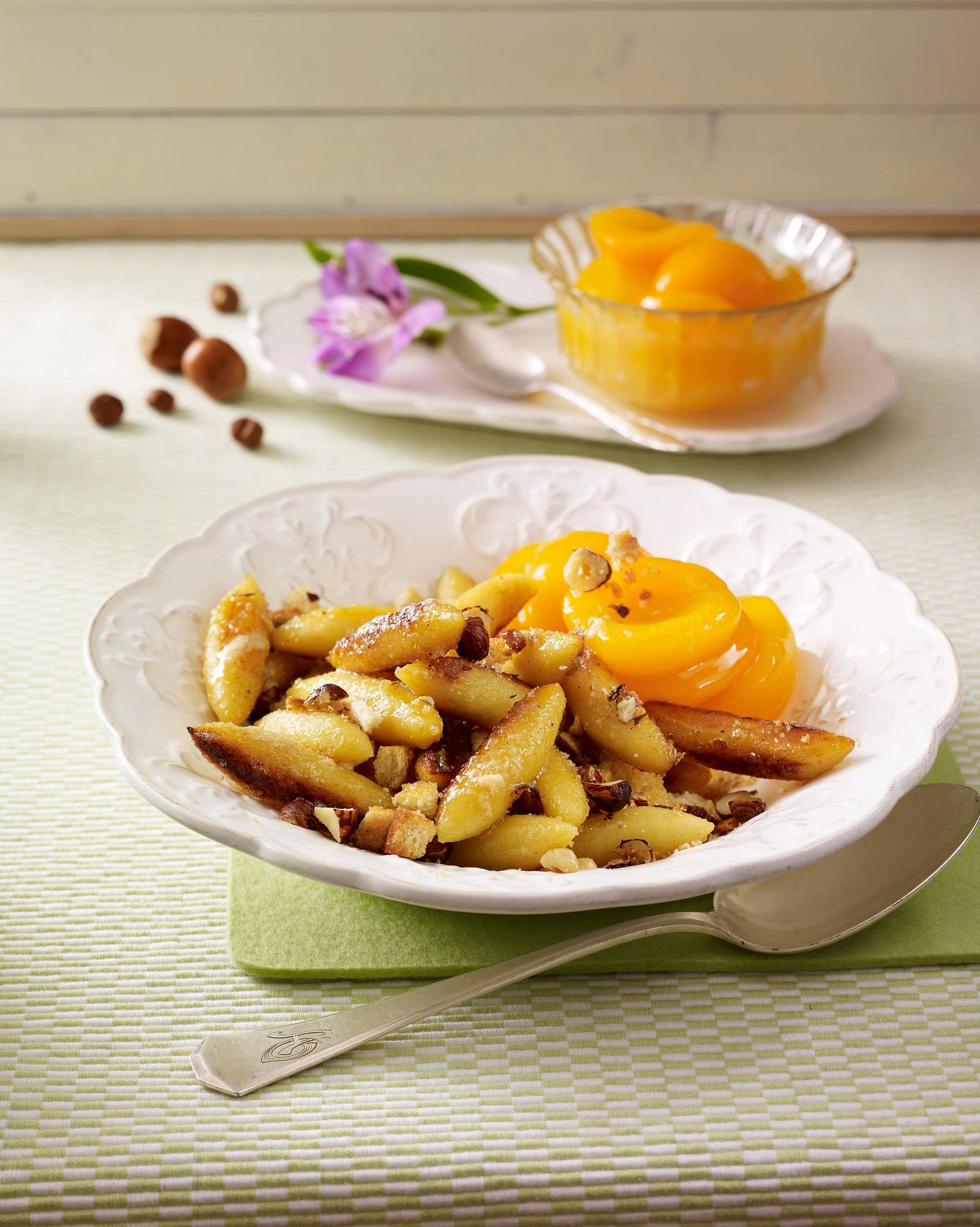 Süße Schupfnudeln mit Aprikosenkompott Rezept | LECKER