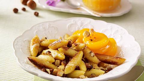 Süße Schupfnudeln mit Aprikosenkompott Rezept - Foto: House of Food / Bauer Food Experts KG