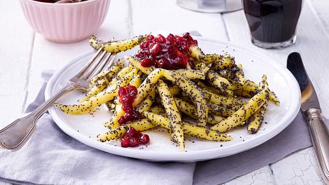 Süße Schupfnudeln mit Mohnbutter Rezept - Foto: House of Food / Bauer Food Experts KG