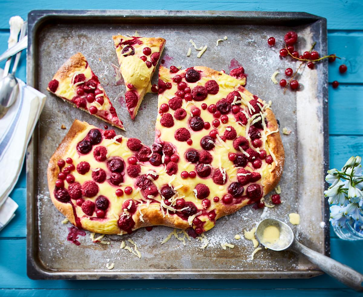 Süße Sommerpizza mit Obst Rezept