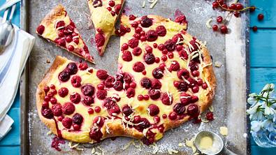 Süße Sommerpizza mit Obst Rezept - Foto: LECKER @ Bauer Media Group