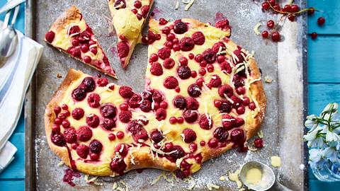 Süße Sommerpizza mit Obst Rezept - Foto: House of Food / Bauer Food Experts KG
