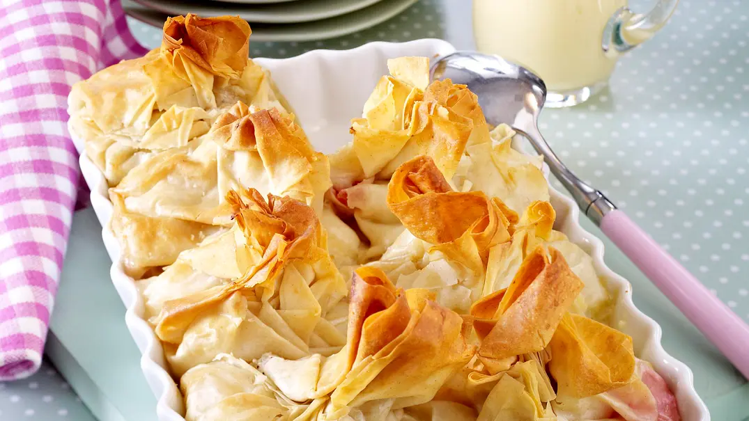 Süße Überraschungspäckchen mit Vanillesoße Rezept - Foto: LECKER @ Bauer Media Group Süße Überraschungspäckchen mit Vanillesoße Rezept - Foto: LECKER @ Bauer Media Group