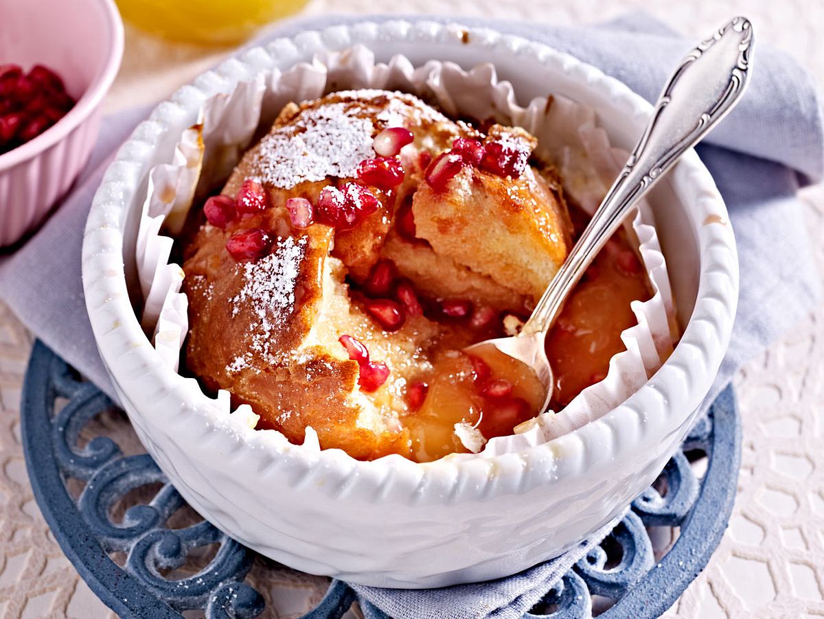 Süßer Brötchen-Auflauf mit Lemon Curd und Granatapfelkernen Rezept