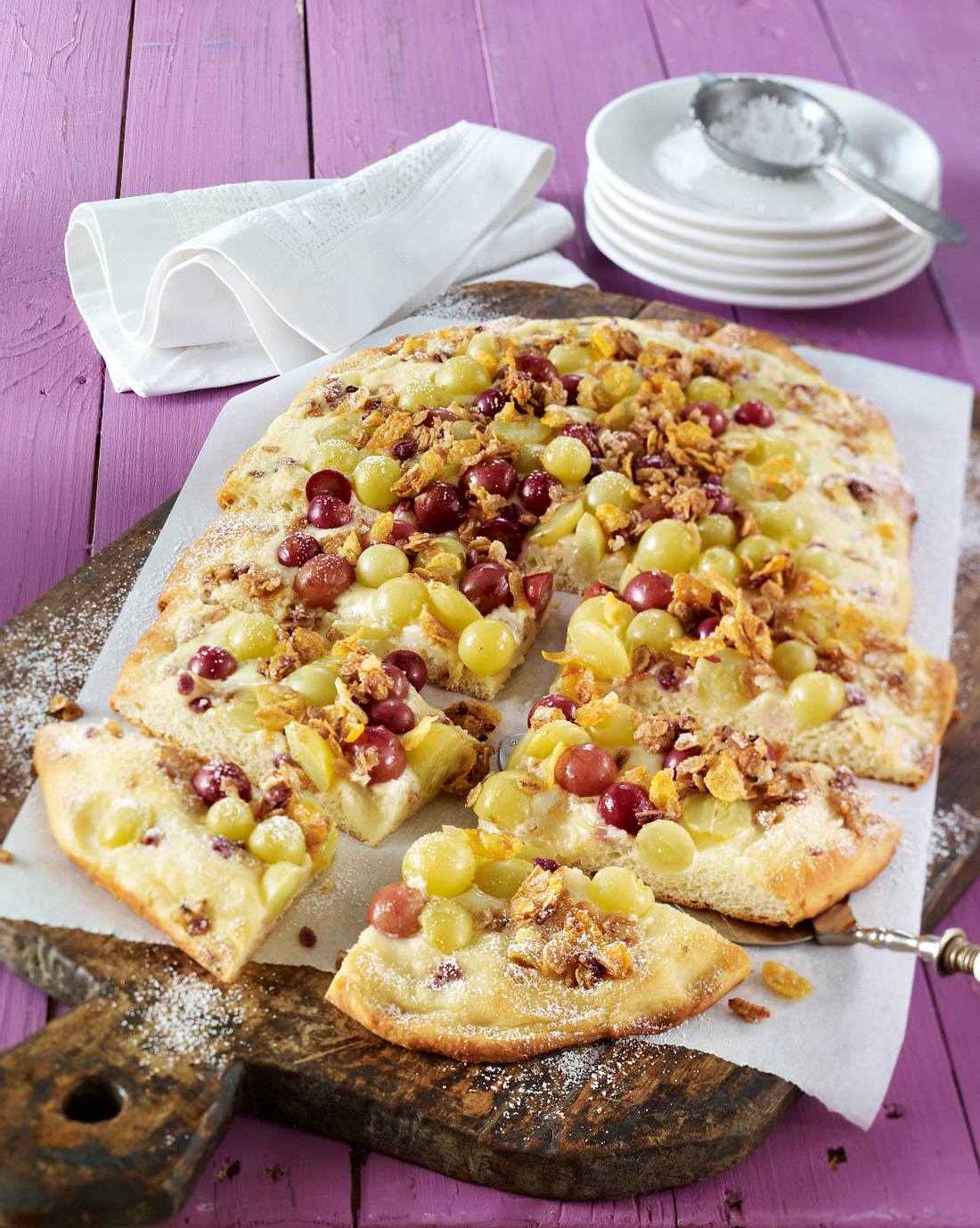Süßer Flammkuchen mit Crème fraîche, Trauben und Müslikrokant Rezept Süßer Flammkuchen mit Crème fraîche, Trauben und Müslikrokant Rezept