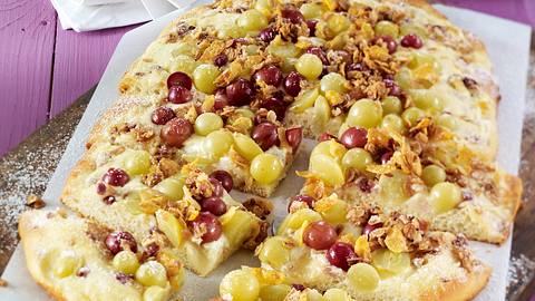 Süßer Flammkuchen mit Crème fraîche, Trauben und Müslikrokant Rezept - Foto: House of Food / Bauer Food Experts KG