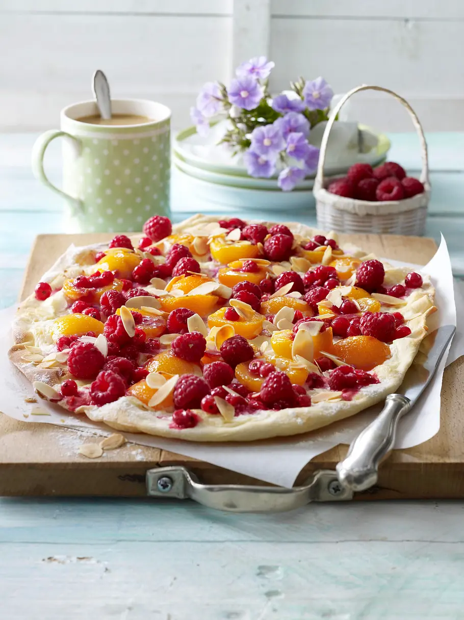 Süßer Flammkuchen mit Johannisbeeren, Aprikosen, Himbeeren und Marcarponecreme Rezept Süßer Flammkuchen mit Johannisbeeren, Aprikosen, Himbeeren und Marcarponecreme Rezept