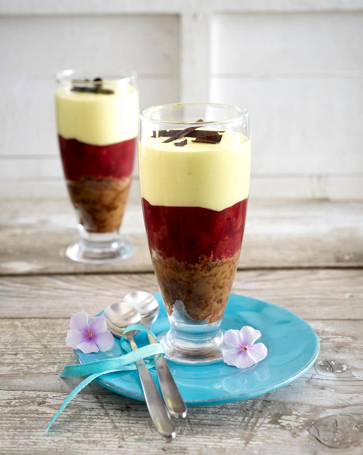 Süßer Weltmeister-Pokal mit roter Grütze, Vanillecreme und Schokokeksen Rezept