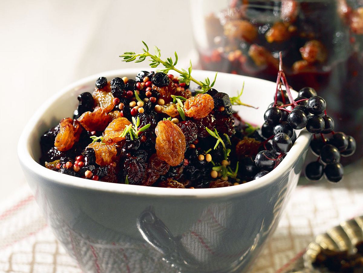 Süßes Holunder-Chutney mit Rosinen Senfkörnern und Nelken Rezept