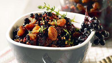 Süßes Holunder-Chutney mit Rosinen Senfkörnern und Nelken Rezept - Foto: LECKER @ Bauer Media Group