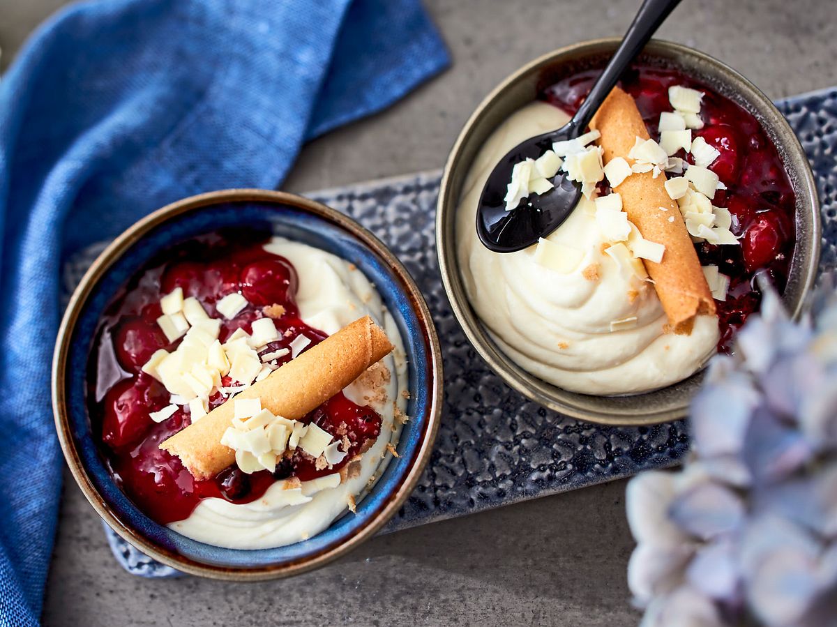 Süßes-Nichtstun-Schokomousse mit roter Grütze Rezept