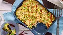 Eine Auflaufform mit gebackenem Sushi aus dem Ofen steht auf einem Tisch - Foto: LECKER @ Bauer Media Group