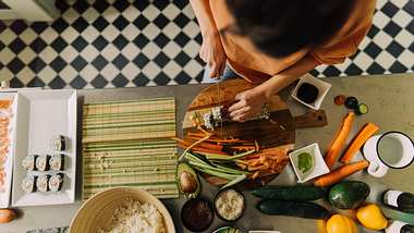 Sushi zu Hause selbermachen mit einem Sushi-Set. - Foto: iStock/ AleksandarNakic