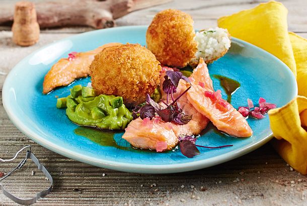 Gebackene Sushireisbällchen zu Lachs mit Zwiebeldressing und Avocadocreme Rezept