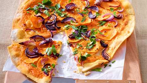 Süßkartoffel-Flammkuchen mit Harissacreme Rezept - Foto: House of Food / Bauer Food Experts KG