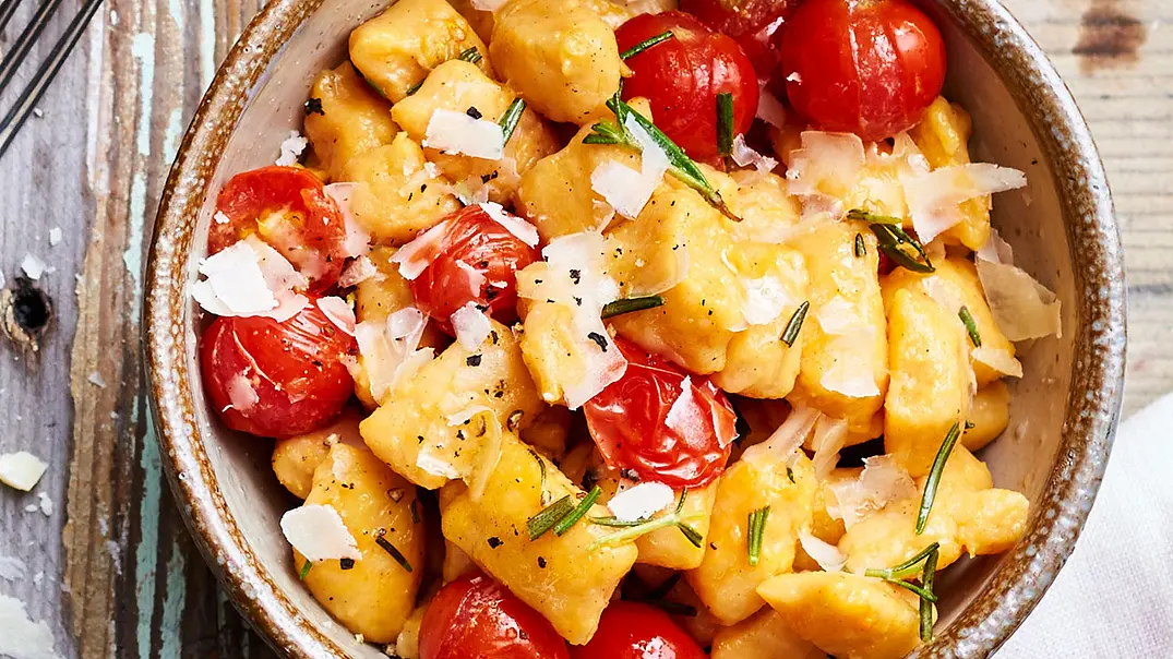 Süßkartoffel-Gnocchi mit Tomaten und Parmesan Rezept - Foto: LECKER @ Bauer Media Group Süßkartoffel-Gnocchi mit Tomaten und Parmesan Rezept - Foto: LECKER @ Bauer Media Group