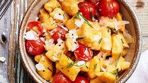 Süßkartoffel-Gnocchi mit Tomaten und Parmesan Rezept - Foto: House of Food / Bauer Food Experts KG