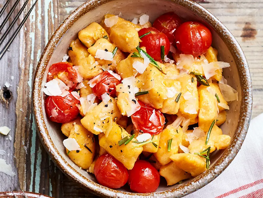 Süßkartoffel-Gnocchi mit Tomaten und Parmesan Rezept Süßkartoffel-Gnocchi mit Tomaten und Parmesan Rezept