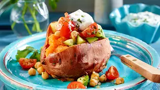 Süßkartoffel-Kumpir mit Kichererbsen-Salat Rezept - Foto: LECKER @ Bauer Media Group Süßkartoffel-Kumpir mit Kichererbsen-Salat Rezept - Foto: LECKER @ Bauer Media Group
