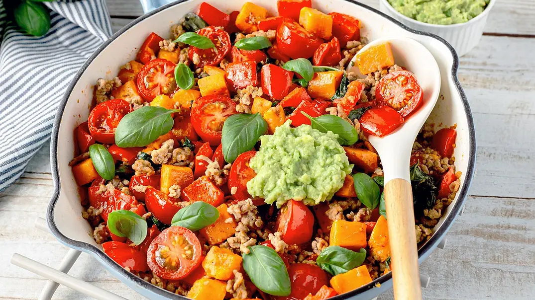 Süßkartoffel-Paprika-Pfanne Rezept - Foto: ShowHeroes für LECKER @ Bauer Media Group Süßkartoffel-Paprika-Pfanne Rezept - Foto: ShowHeroes für LECKER @ Bauer Media Group