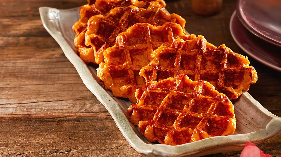 Süßkartoffel-Parmesan-Waffeln Rezept - Foto: LECKER @ Bauer Media Group Süßkartoffel-Parmesan-Waffeln Rezept - Foto: LECKER @ Bauer Media Group